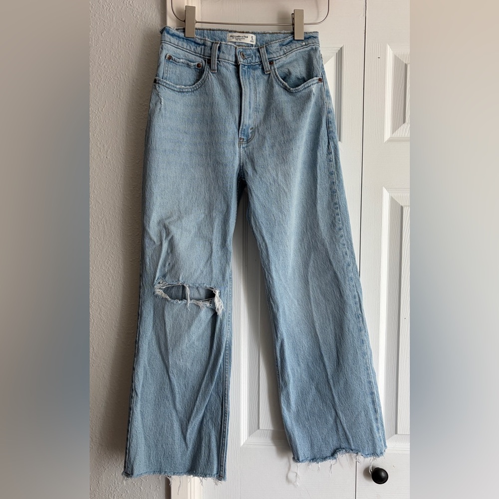 Abercrombie & Fitch 26” Inseam The 90s Relaxed Jean Hivh Rise Light Wash Busted